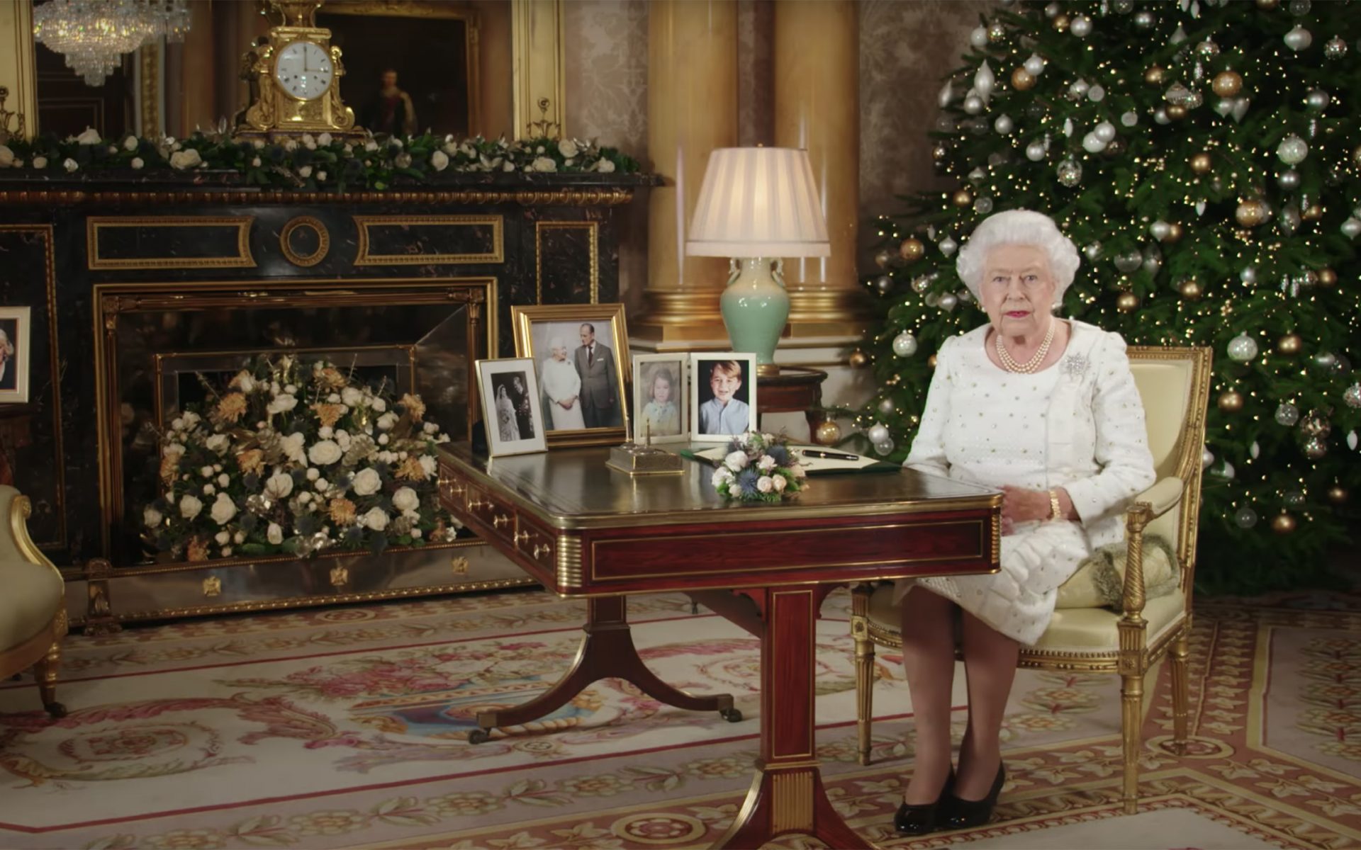 See How The Royal Family Decorates For Christmas At Buckingham Palace Galerie