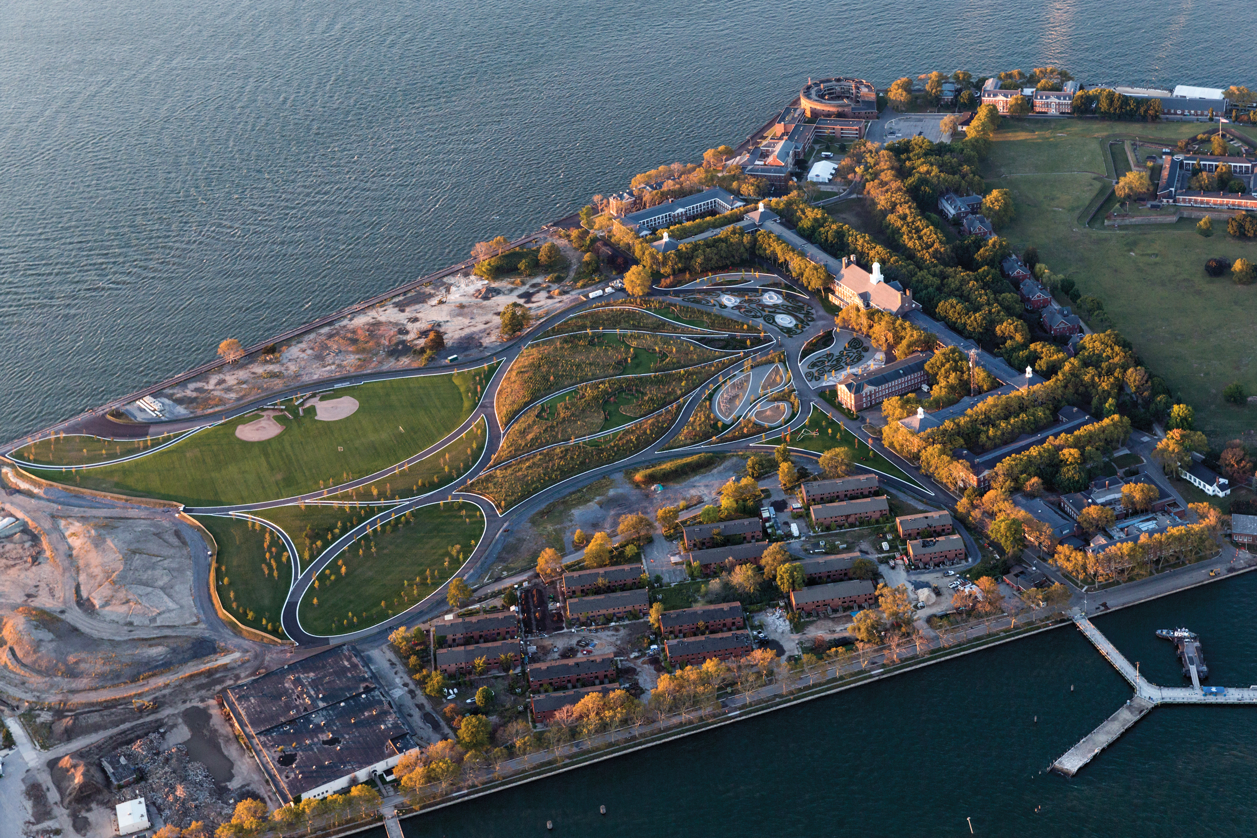 Восемь проект. Парк Говернорс-Айленд. Governors Island Park генплан. West 8. West 8 архитектурное бюро.