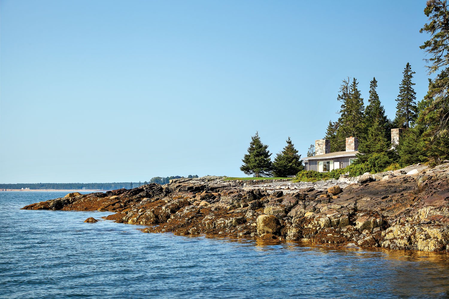 Sea Change, named after a line sung by the spirit Ariel in Shakespeare’s The Tempest, sits on a small peninsula jutting south from Northeast Harbor, a quiet village on the southern coast of Mount Desert Island.