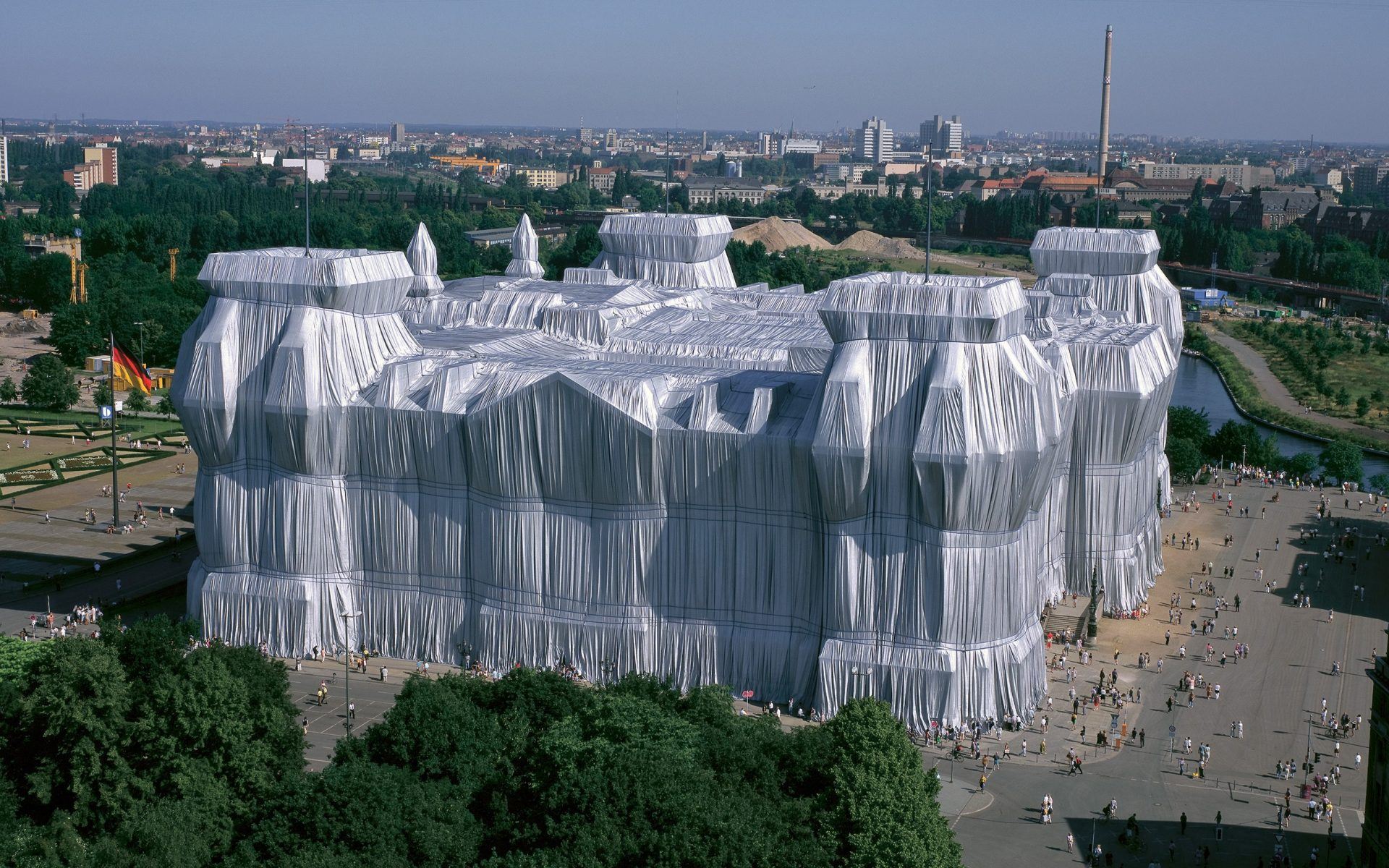 8 Iconic Artworks That Defined Christo S Legacy Galerie