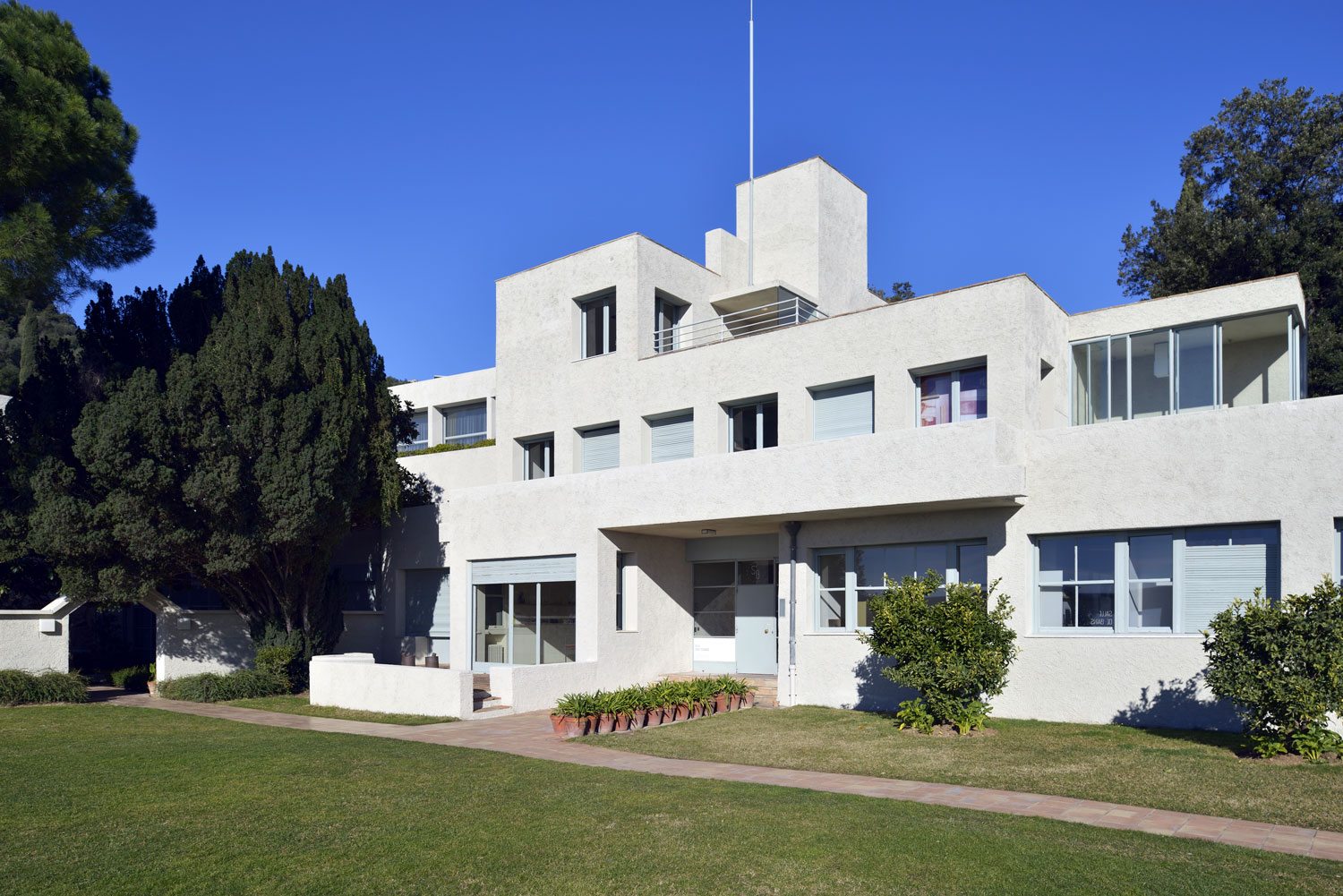 Villa Noailles was built by Robert Mallet-Stevens in the 1920s for art patrons, Marie-Laure and Charles de Noailles.