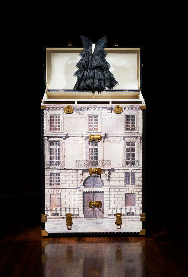 The outside of the trunk features Dior’s Parisian townhouse at 30 Avenue Montaigne.