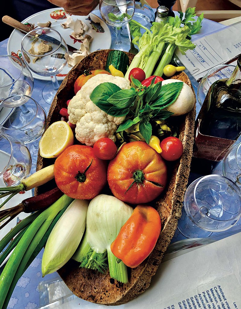 Panier de crudité at Le Club 55.