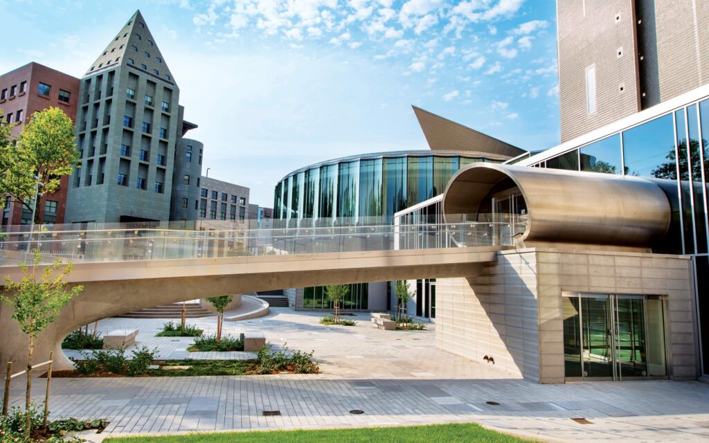 The Denver Art Museum Reopens After 175 Million Campus Revamp Galerie   MartinExterior With Bridge Sie Wlecome Center And Hamilton Bldg COVER 1024x640 