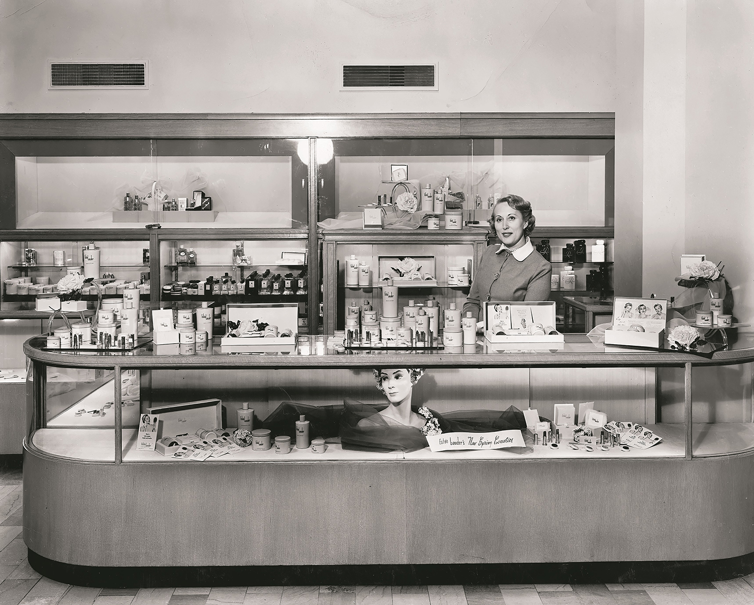 Estée Lauder's Remarkable Life Captured in Never-Before-Seen Photographs  and Artifacts - Galerie