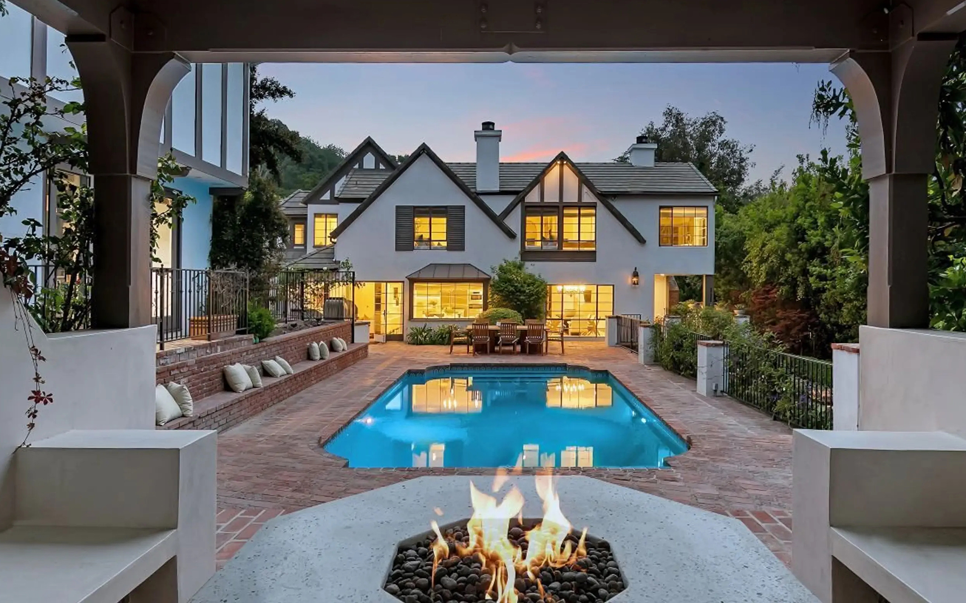 Rihanna Lists Tudor-Inspired Beverly Hills Home for $10.5 Million - Galerie