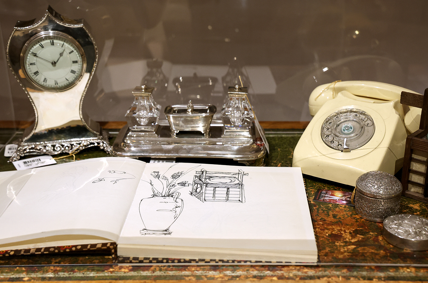 Freddie Mercury's Personal Possessions Go on View in London Ahead of Sale -  Galerie