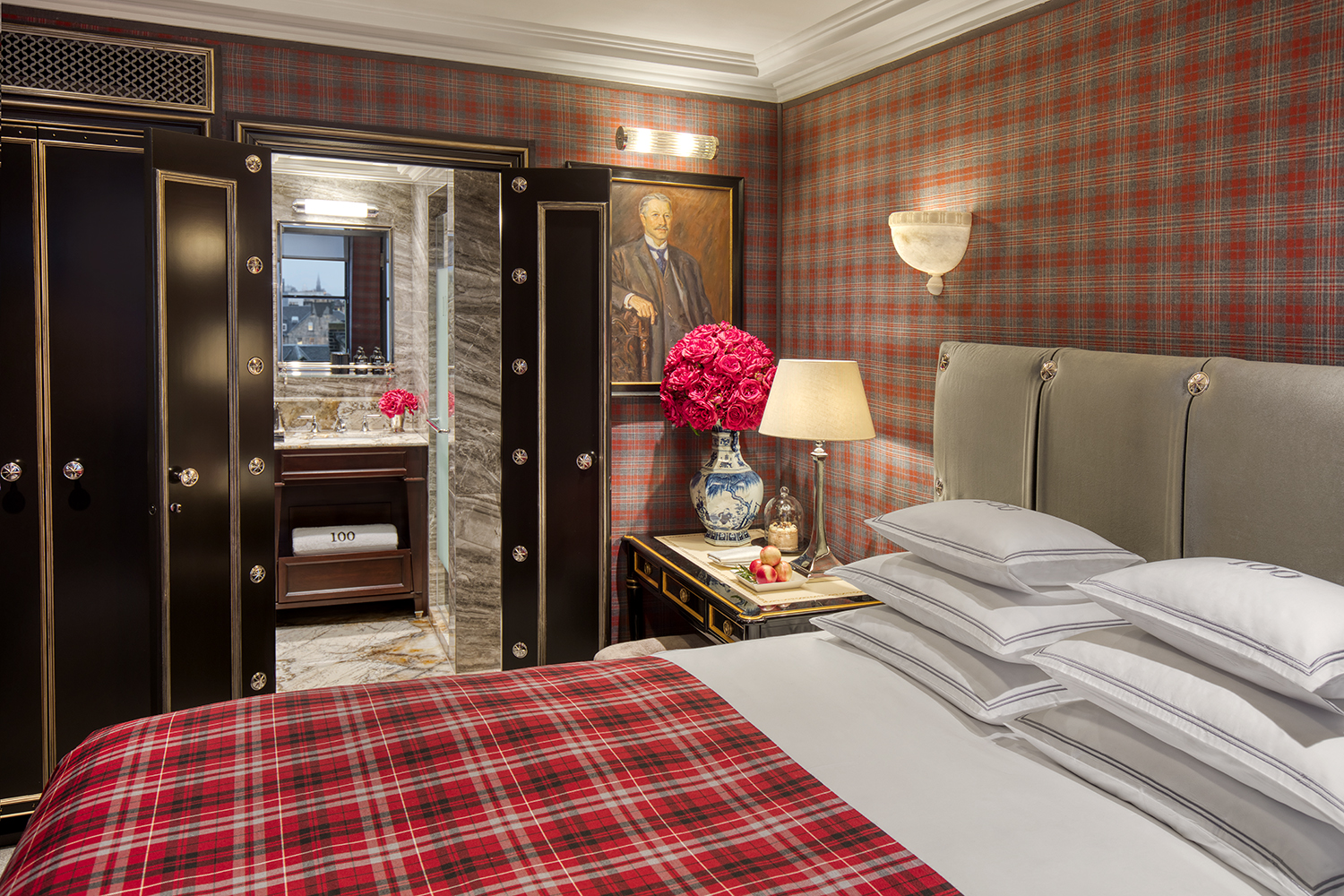 A jovial red tartan embellishes one of the Cosy Double Rooms at 100 Princes Street in Edinburgh.