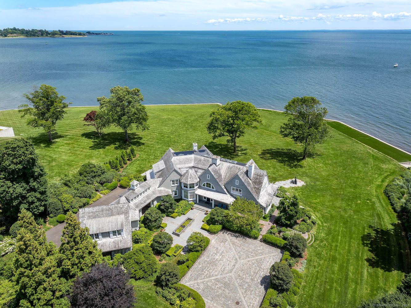 In Westport, Connecticut, architect Roger Ferris designed this waterfront home in 2007 for Phil Donahue and Marlo Thomas. It’s now on the market for $27.5 million.