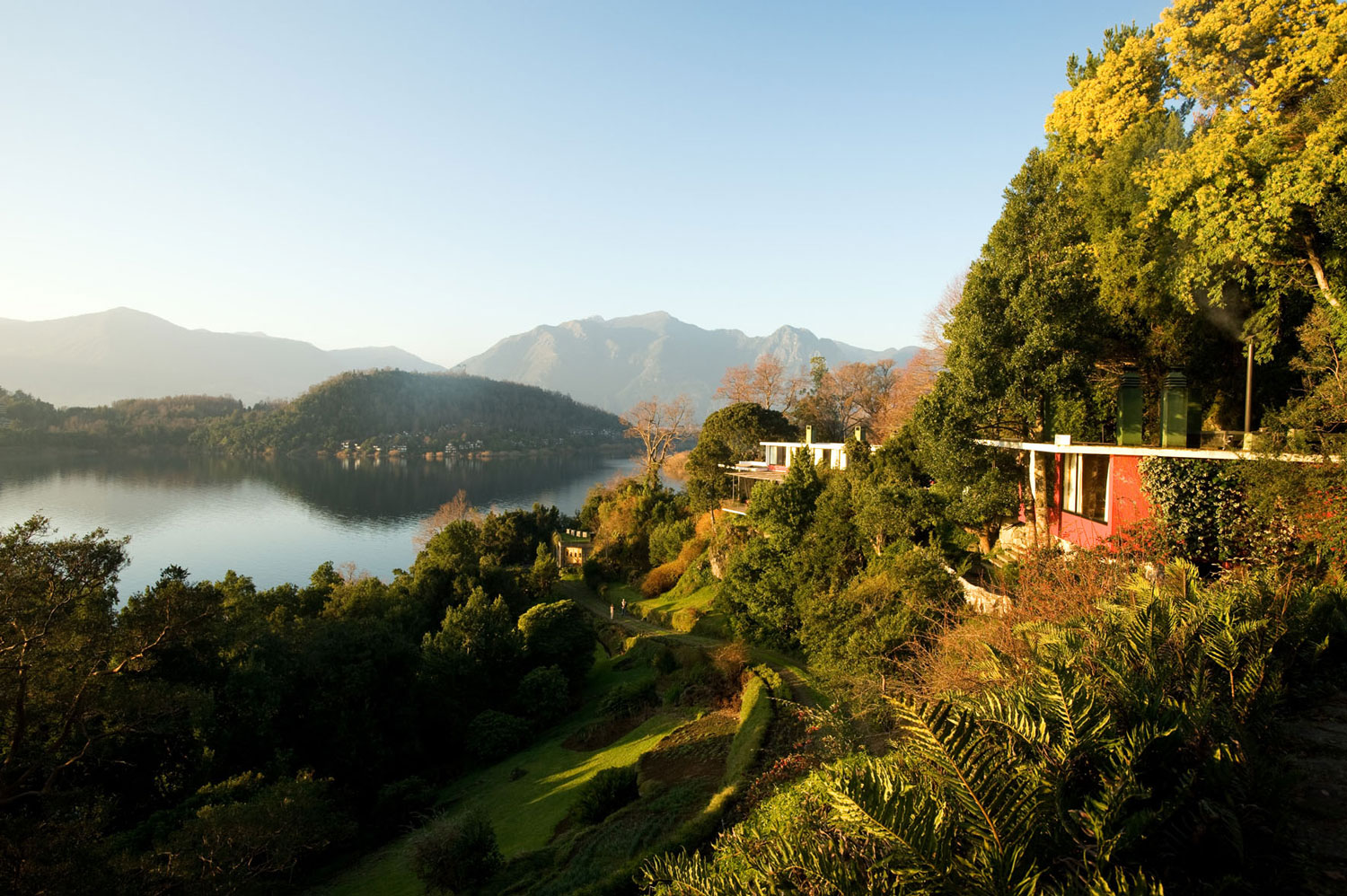 Hotel Antumalal makes the list of beautiful lake resorts.