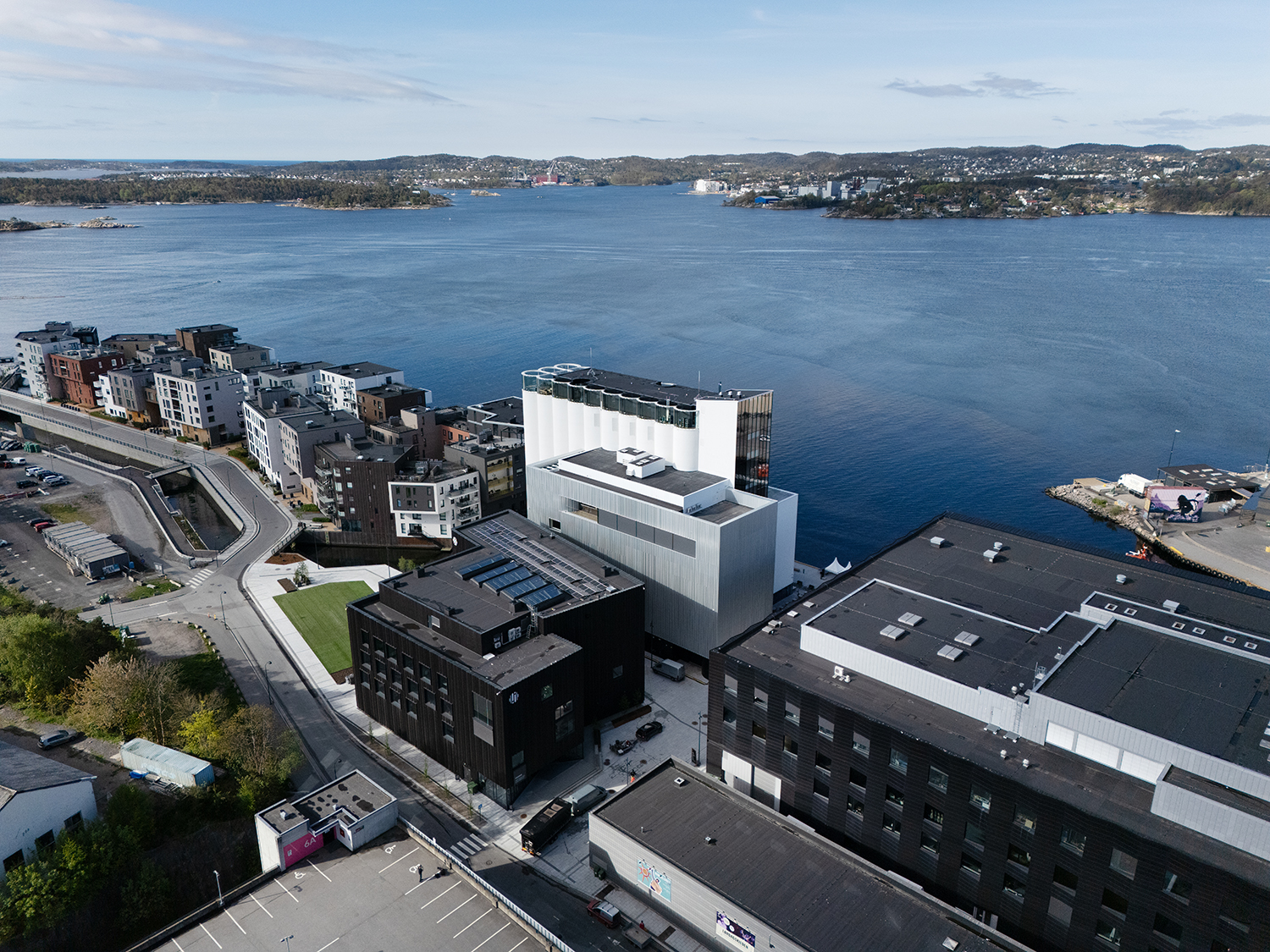 Kunstsilo, a new museum of Nordic Art, a opened in Kristiansand, Southern Norway. The 8,500 square-meter building emerges on the waterfront in the peninsula of Odderøya, and integrates for the first time the Southern Norway Art Museum and the prestigious Tangen Collection of Nordic art.