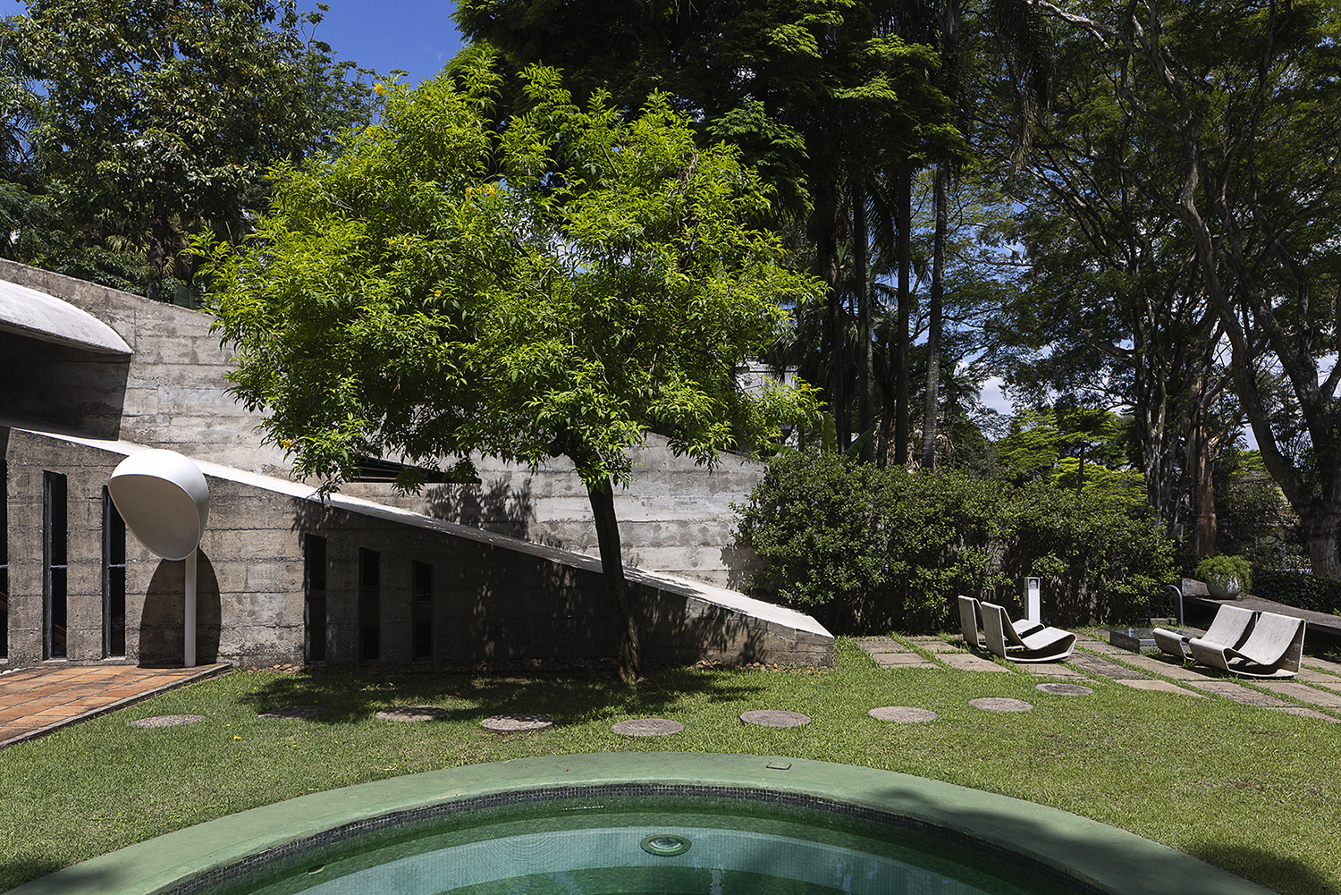 Exterior of the Chu Ming Silveira house in São Paulo, Brazil.