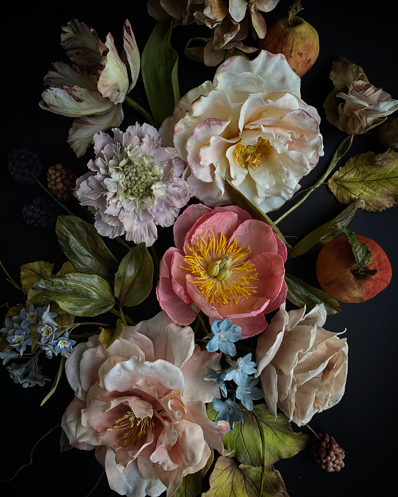 A robust arrangement of sugar flowers made by Natasja Sadi.