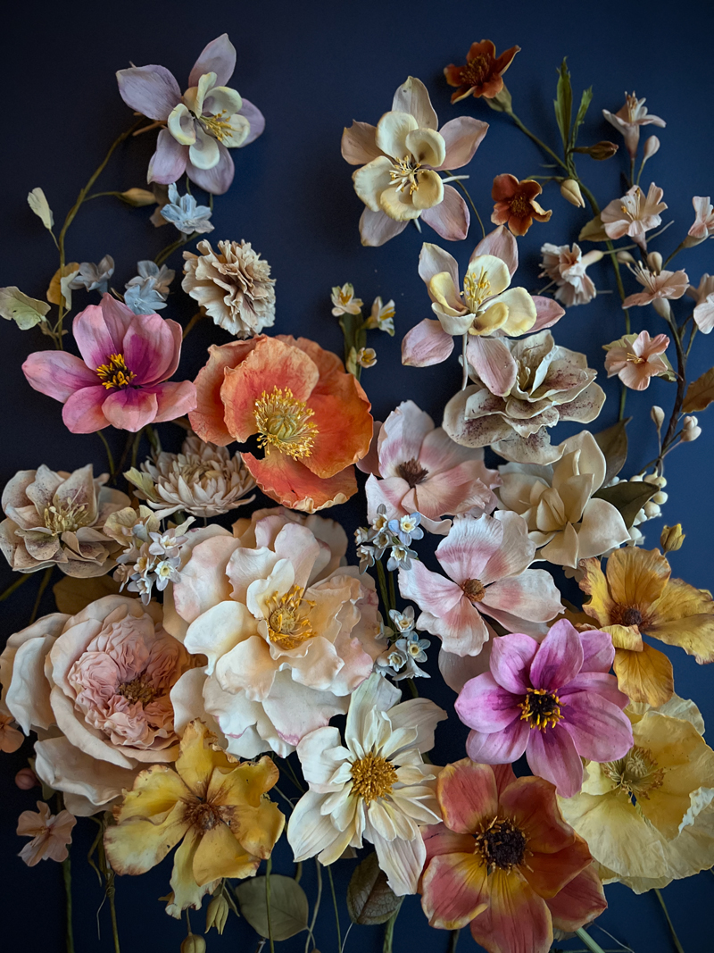 A robust arrangement of sugar flowers made by Natasja Sadi.