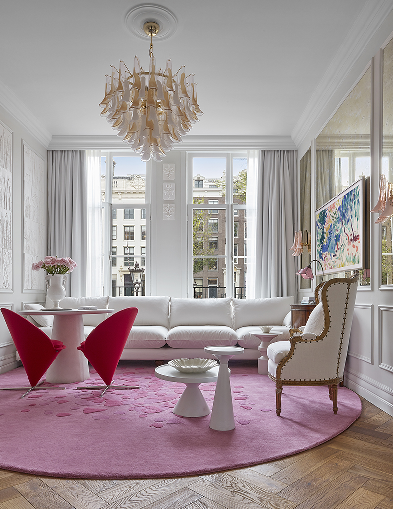 Living room of the Flower Collectors Suite at Pulitzer Amsterdam.