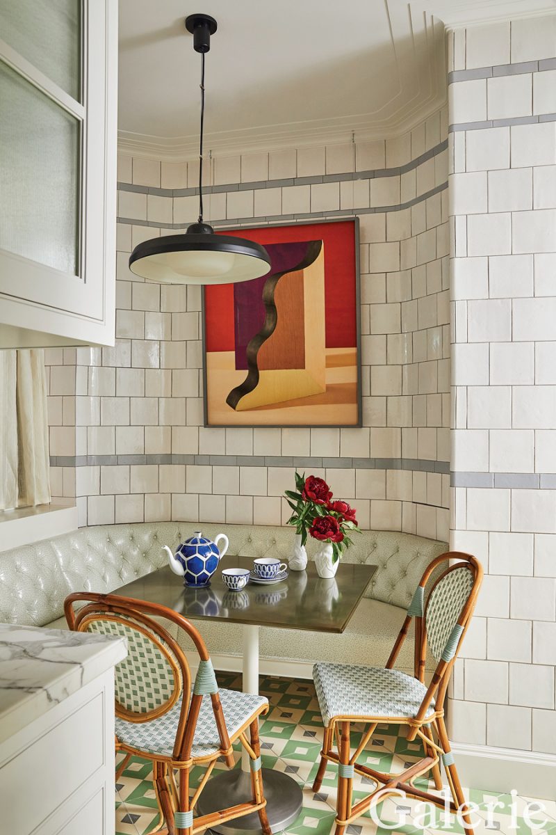 Frank de Biasi created a breakfast nook with a custom banquette and table, joined by Maison Drucker chairs; the pendant is a Paris flea market find, and the artwork is by Erin O’Keefe.