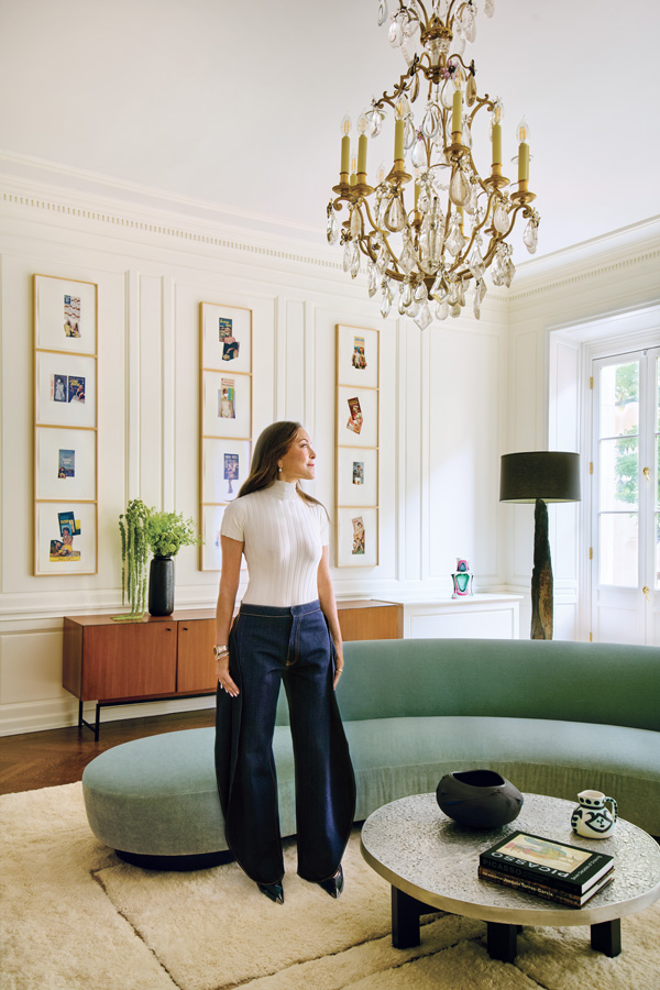 In the New York City home and jewelry studio of Nina Runsdorf, a Vladimir Kagan sofa is joined by a display of works by Richard Prince.