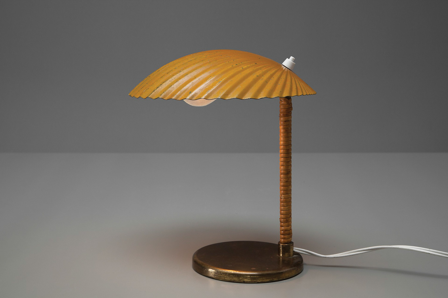 Vintage Simpukka table lamp by Paavo Tynell. 