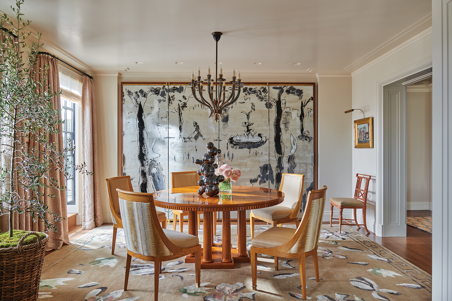 In the dining room, Ledbetter devised verre églomisé panels by Vesna Bricelj—based on illustrations of Central Park he commissioned from Richard Haines—that conceal a recessed bar. A ’30s Gio Ponti chandelier hangs above the custom- made, neoclassical-style table, topped by a Pamela Sunday sculpture and paired with 1955 André Arbus chairs from Maison Gerard that are upholstered in a Brunschwig & Fils velvet.