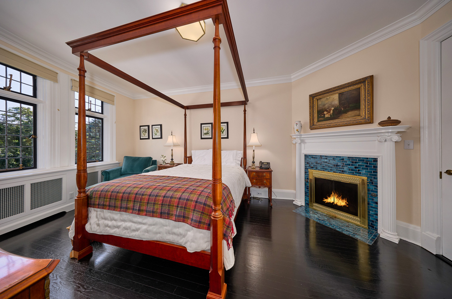 Bed suite at Dorothy Draper former home.