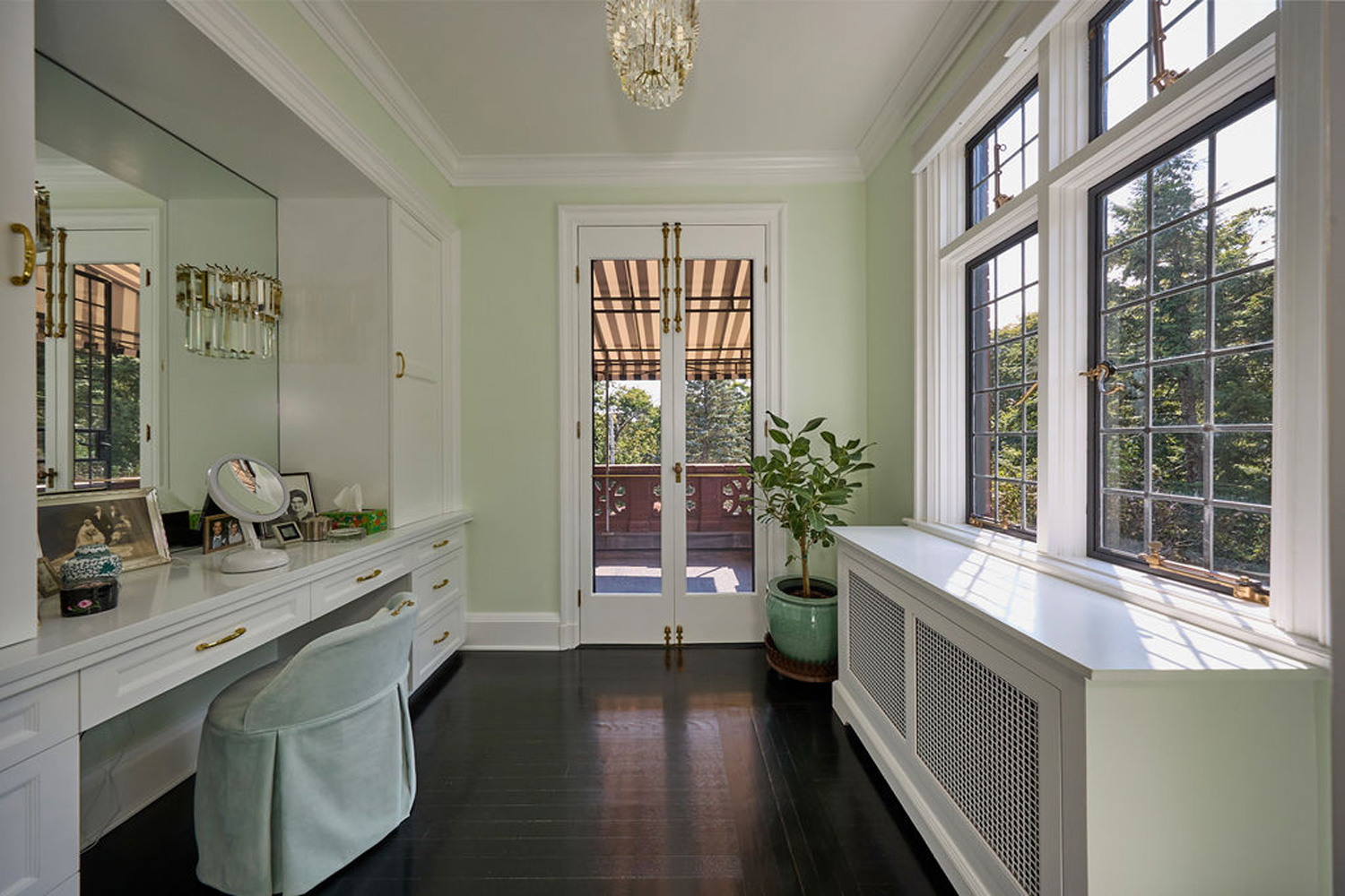 Sitting area in Dorothy Draper's former Tuxedo Park home.