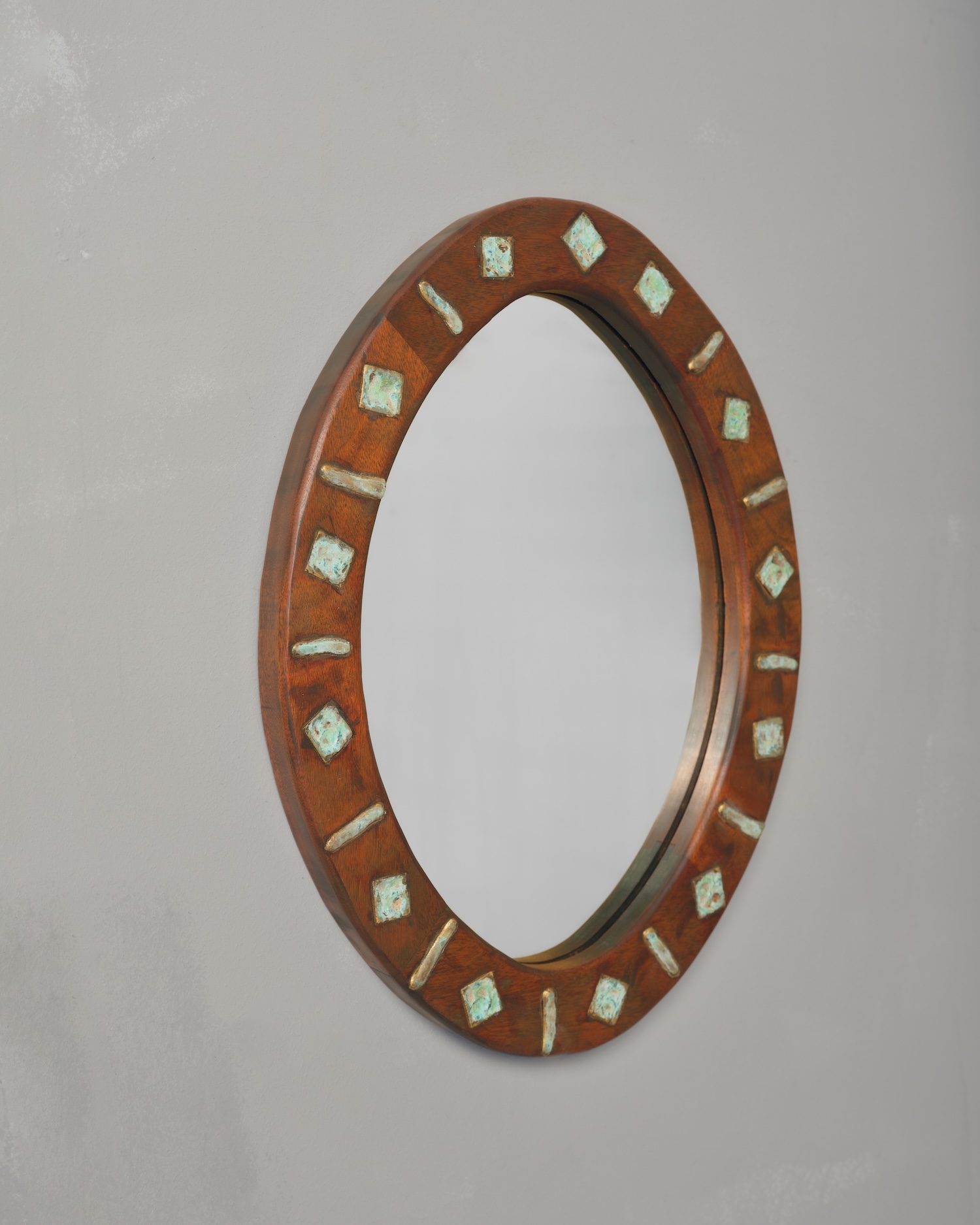 “Wood Mirror” (2024) by Rafael Triboli.