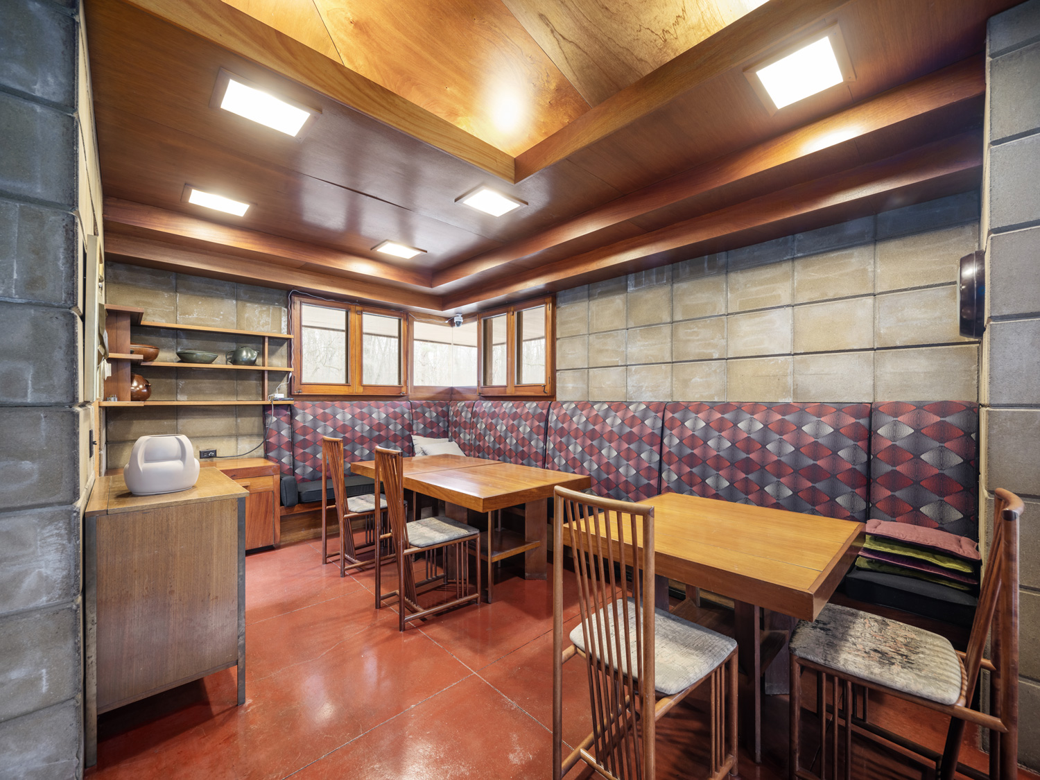 Dining area of Weisblat House.