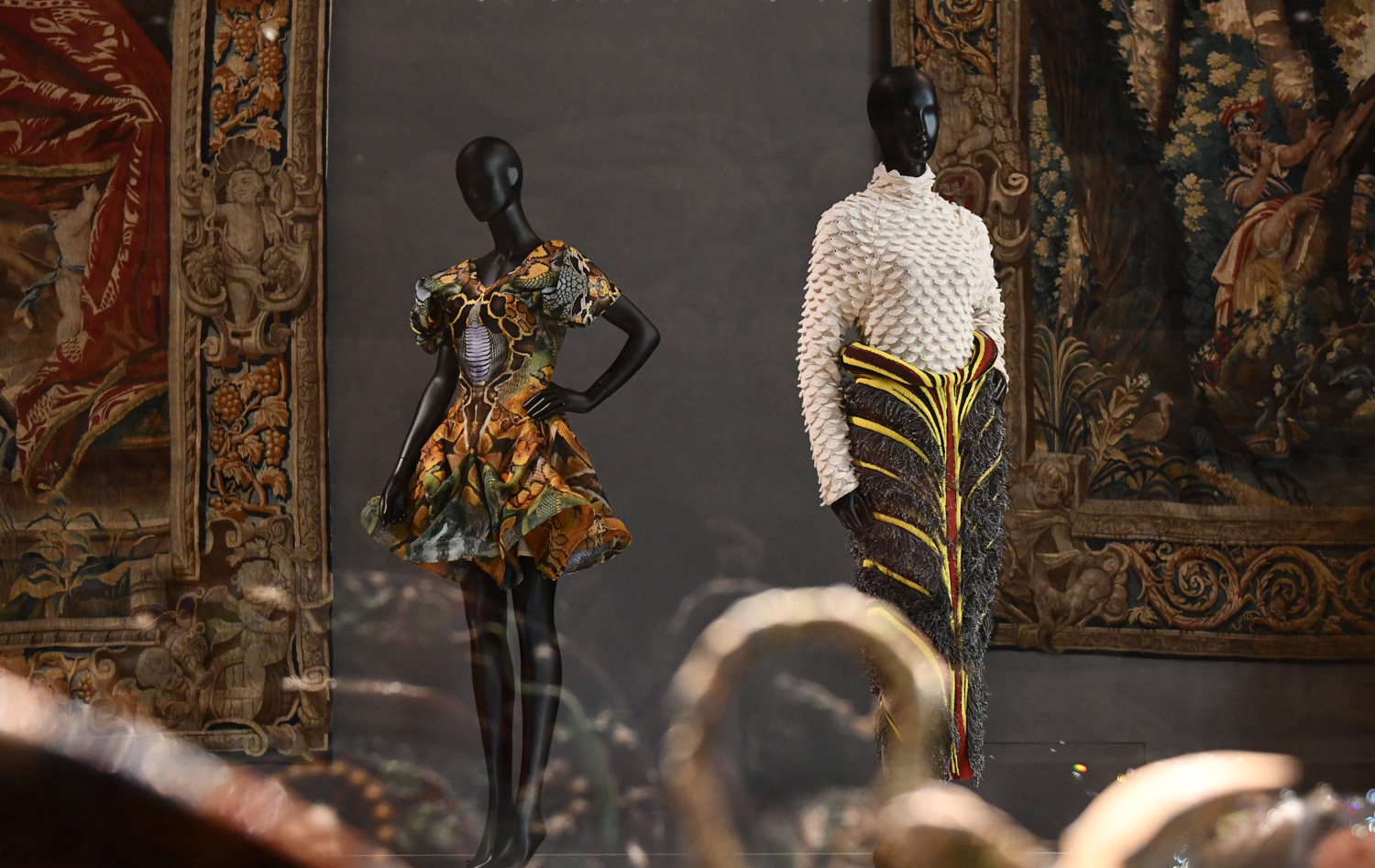 Alexander McQueen et Bottega Veneta at Musée du Louvre.