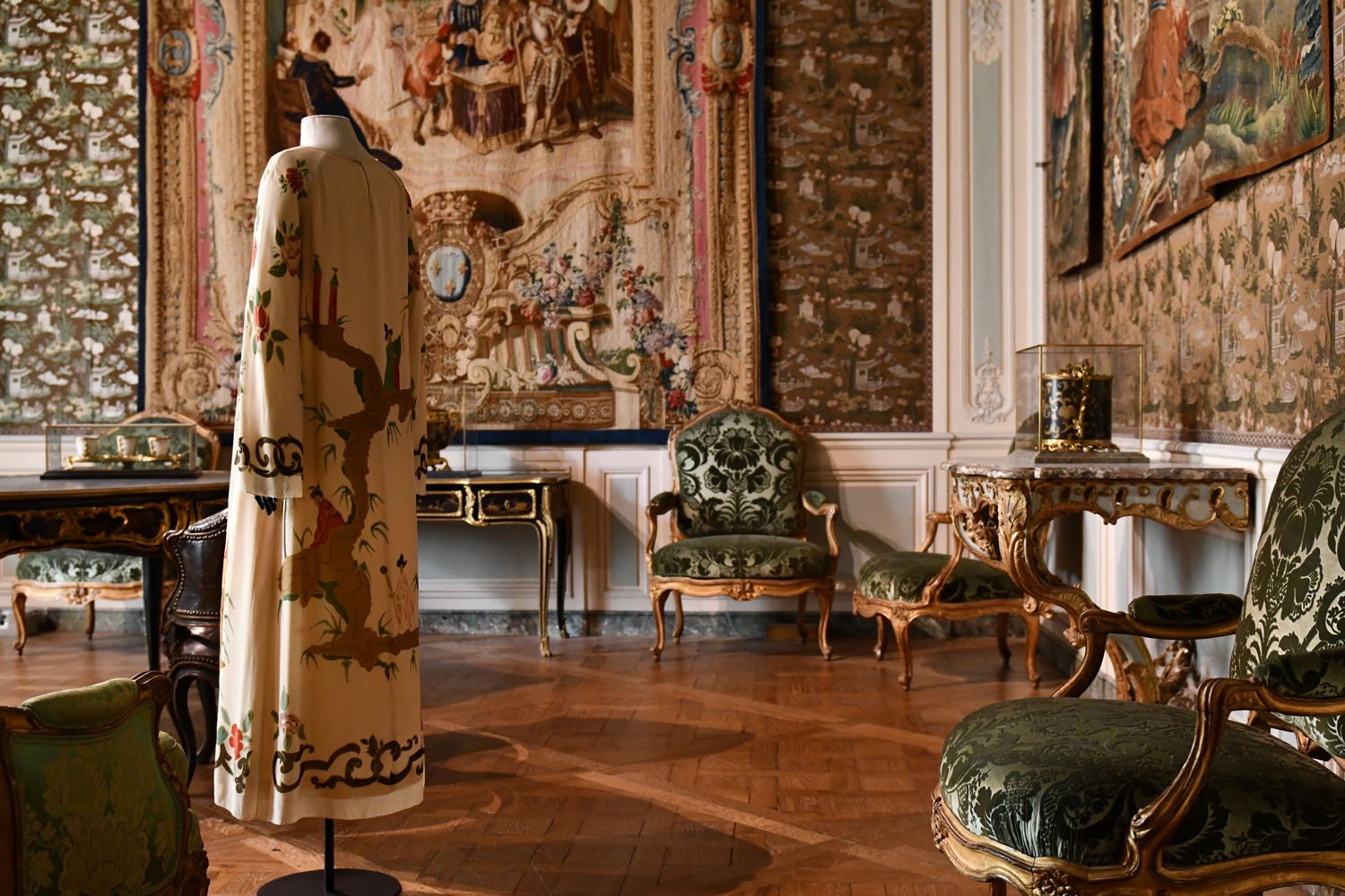 Chloé at Musée du Louvre.