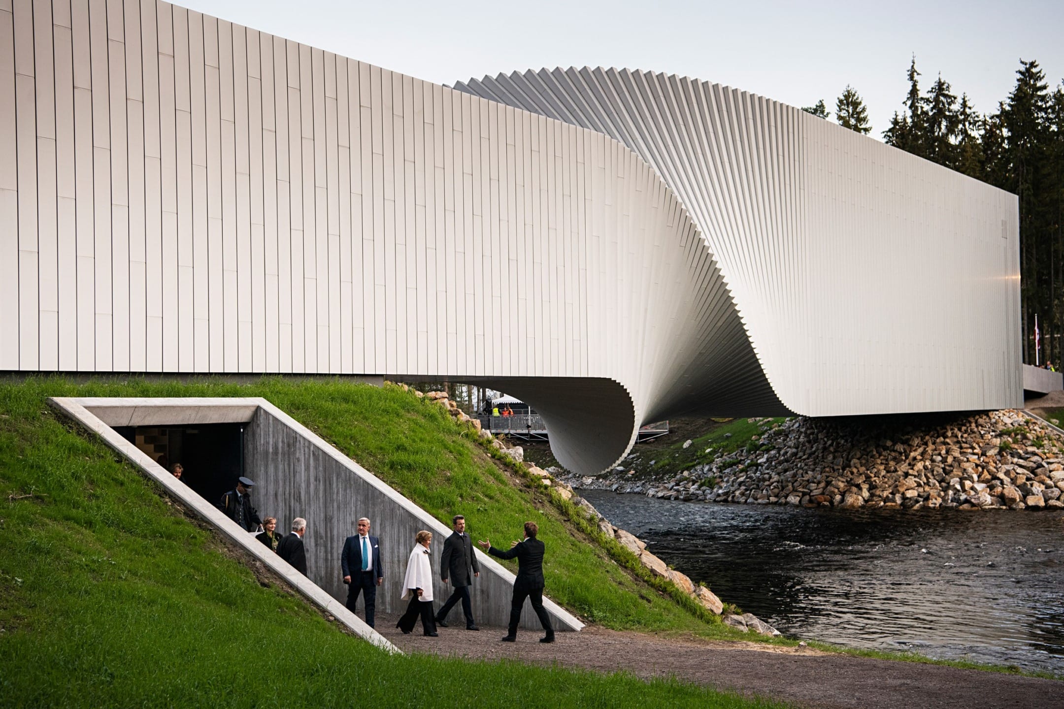 Bjarke Ingels Creates a Twisting Art Bridge in Norway - Galerie
