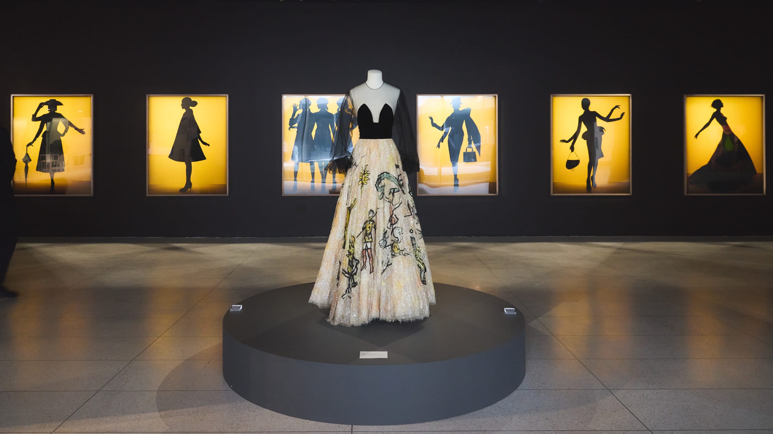 fashion dresses gallery TGA era dresses at Victoria and Albert Museum